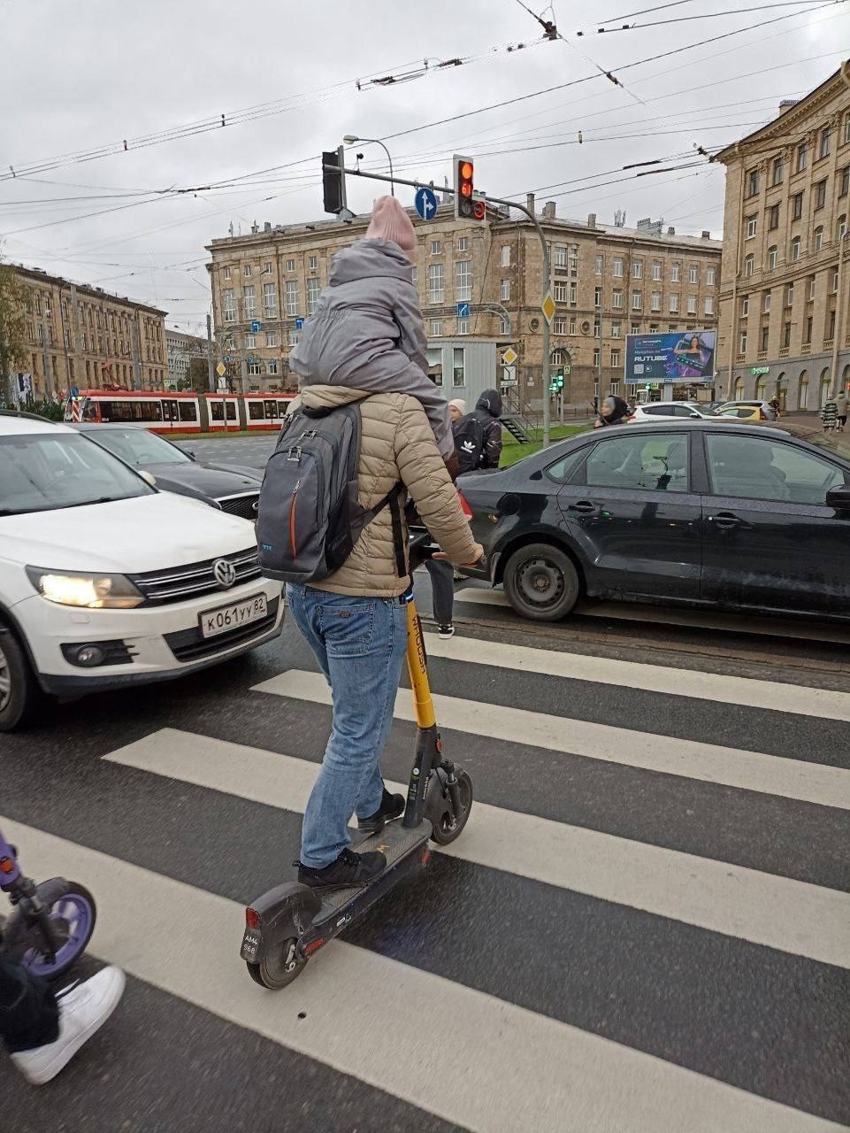 Сумасшедший петербург. Самокат на пешеходном переходе. Пешеход на самокате. Батюшка на самокате. На электросамокате через пешеходный.