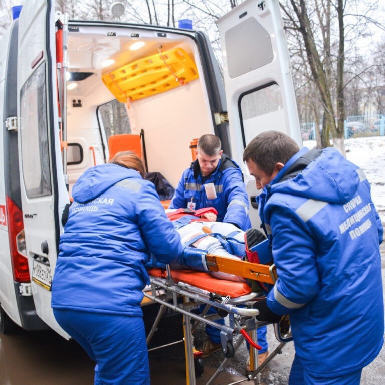 Случаи в скорой помощи. Бригада скорой медицинской помощи. Врачи скорой помощи зимой. Скорая на вызове.